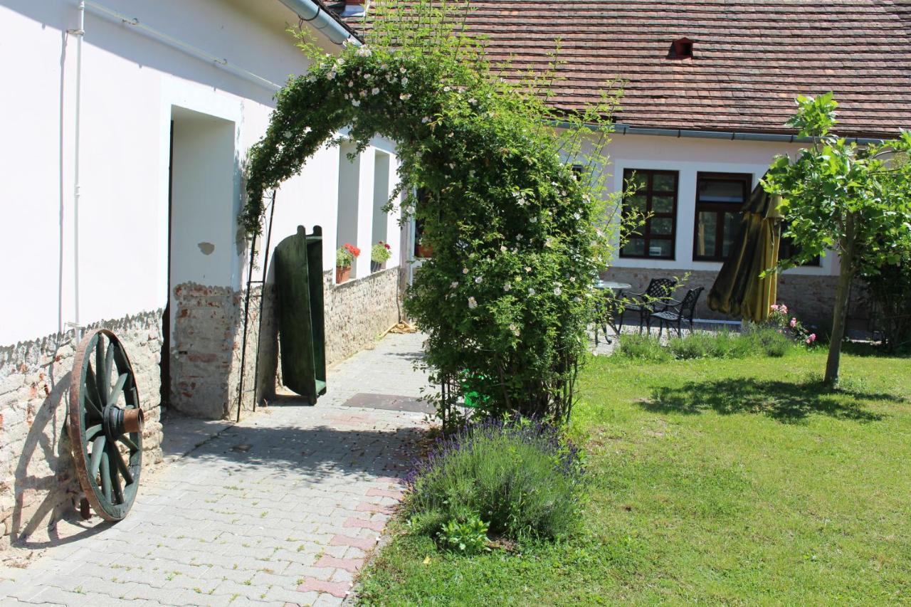 Axtburg Apartments Berbaltavar Bagian luar foto
